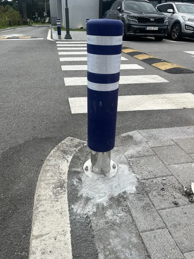 횡단보도 모서리 볼라드시공 현장