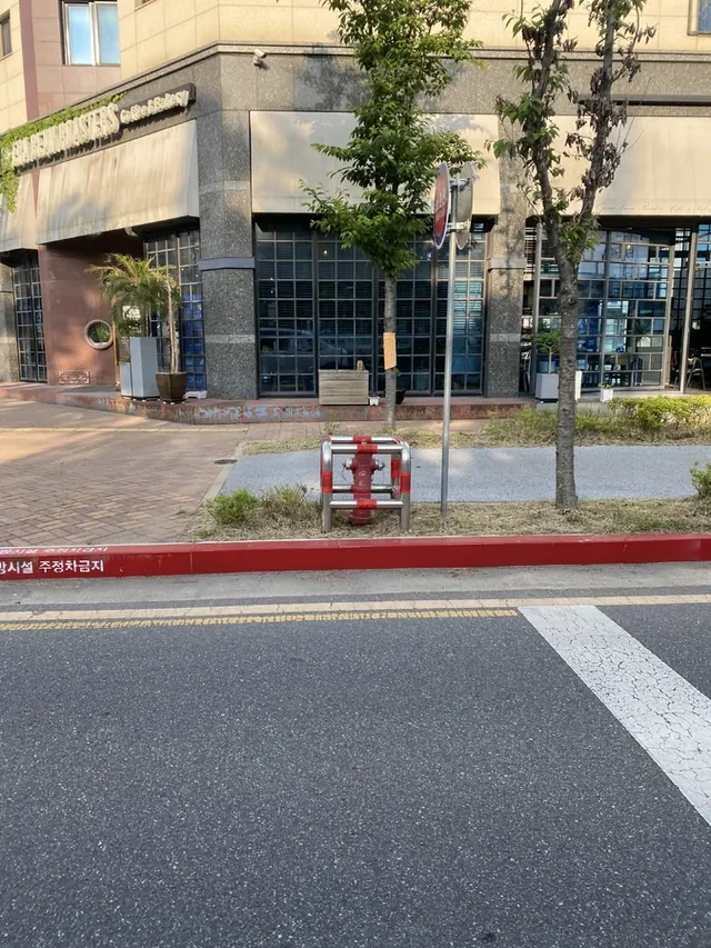 건물 앞 주차진입 방지 볼라드시공 현장